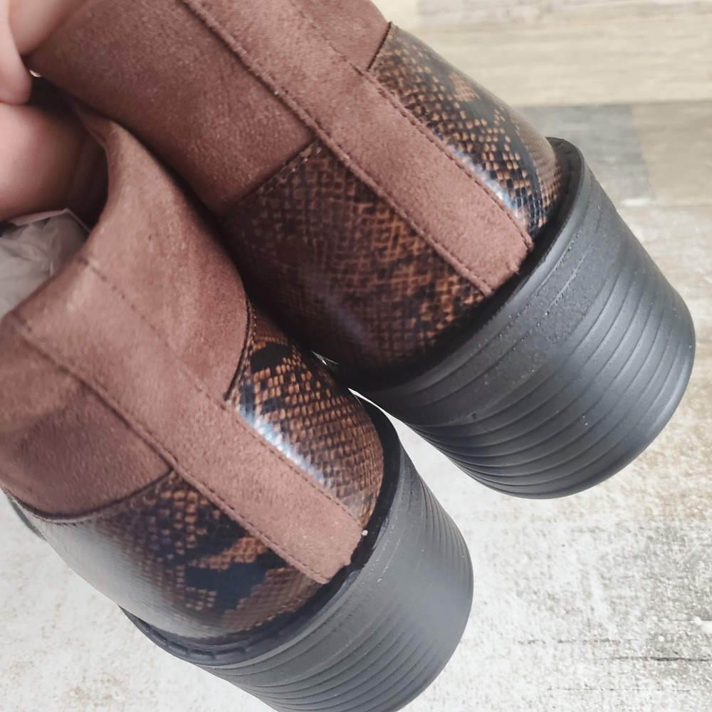 Bzees Outgoing Womens Ankle Booties Sz 8.5 W Mustang Suede Comfort Side‎ Zipper - Picture 4 of 13